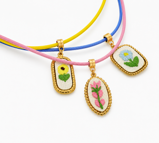 COLLANA CORDINO CHARM RICAMATO "ed lim"